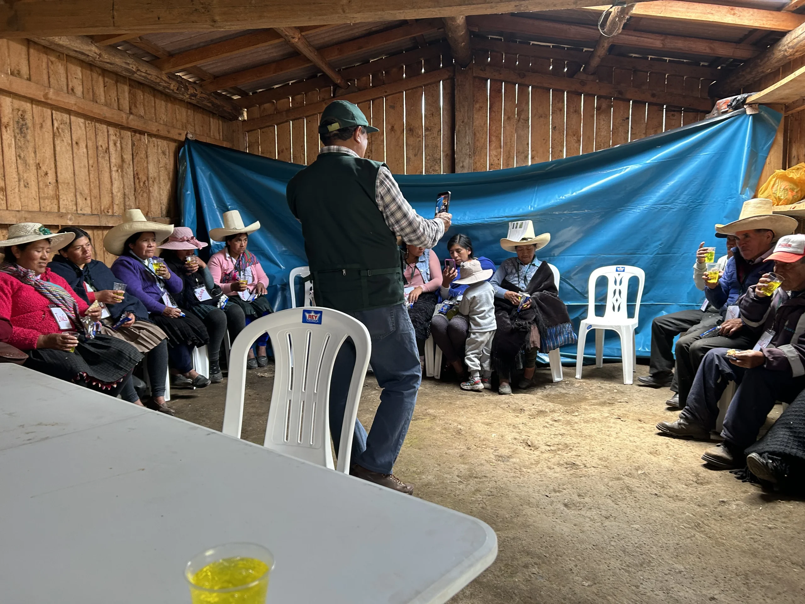 Personas reunidas en comunidad
